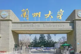 甘肃某高校选址荒凉，学生调侃需骑骆驼上学，有人难以接受而退学图片