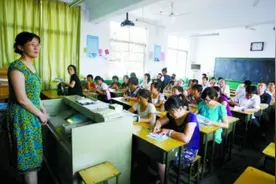 “请倒数第一家长发言”，妈妈落落大方3句话，让老师愧疚道歉图片