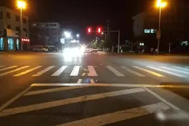 晚上跑高速能不能开远光灯？交警：听好了，不想出事故就这样做图片