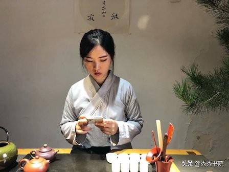 熟练掌握茶艺解说词，才可快速入戏。看茶艺师的语言魅力