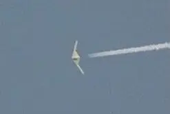 一种大型无人隐身轰炸机被拍到，据说翼展高达62米图片