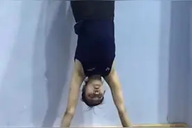 绝了！女排2米名将倒立，龚翔宇摸脸师妹，母爱泛滥：生女当如此图片
