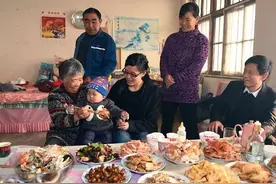 6旬大妈不孝婆婆名声坏，但两个儿媳妇却夸她是个好婆婆，啥情况图片