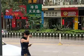 女子穿旗袍坐路边哭，因特斯拉没电抛锚，比亚迪车主的举动亮了图片