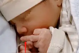 “超拽宝宝”火了，出生19个小时就会比划挑衅手势，未来是个狠人图片