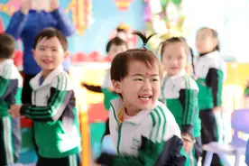 小朋友天真无邪的笑脸，是人间最美最干净的礼物图片