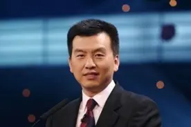 曾6次主持春晚，3次求婚董卿遭拒却获董母支持？55岁才终于当爹图片
