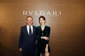 33岁的江疏影气质全开，穿绿色连衣裙大秀凹凸身材，女神范十足图片