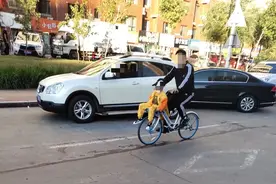 车筐当座位？共享单车不能如此“共享”图片