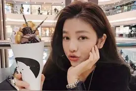 她42岁看起来像20岁小姑娘，她的减龄秘诀，奔四的女人都该看看图片