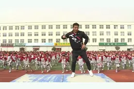 灵魂舞者 数学老师带着全校上千名学生一起打卡“网红舞”图片