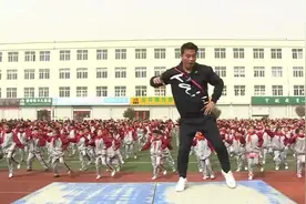 灵魂舞者 数学老师带着全校上千名学生一起打卡“网红舞”图片