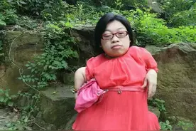 身高89厘米的脆骨女面临“死亡组合”艰难产子：为爱不后悔图片