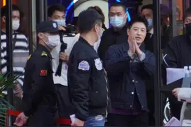 宣云陪潘玮柏现身餐厅开业礼不敢直面粉丝，只与丈夫人形立牌合影图片