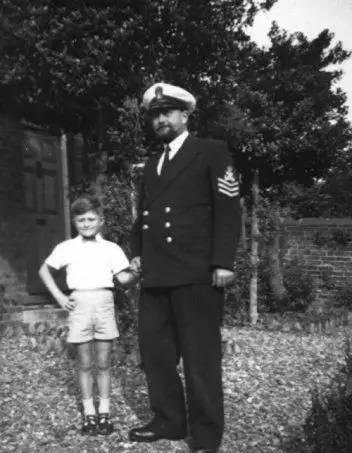 潜艇炸沉后，52米深的海底他是如何逃生的