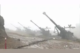 印度摆出挨打阵型！山沟挤满印军新型大炮：一发火箭弹就全部消灭图片