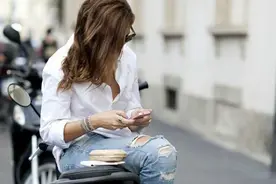 百搭的破洞牛仔裤也有穿搭法则，学会这七招让你时髦帅气兼备图片