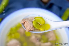 蚕豆成熟，奶奶炖了一锅汤，清热消燥，炎热的夏天也不担心没营养图片