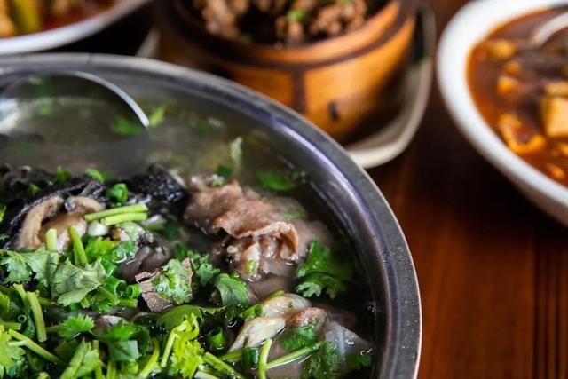 跷脚牛肉：乐山人的市井和江湖