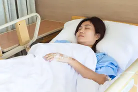 女子离婚后精神异常，独自前往广州寻找前夫，不料竟被偷光现金图片