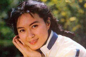 15年前被屠洪刚抛弃的方舒，独自抚养两女儿，岁月不饶人图片