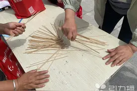 跳皮筋、踢毽子、挑棒棒……这些“童年游戏”你还记得吗图片