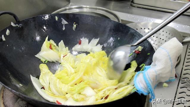 醋溜白菜的家常做法,酸辣开胃做法简单实用,看一遍就能学会