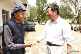 74岁老知青回第二故乡，见到赤脚医生含泪感谢：没有你我早就死了图片