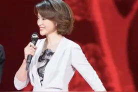 董卿终于“性感”一次了，黑色蕾丝做打底，丰满的身材线条太棒了图片