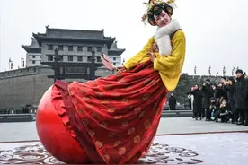 西安不倒翁小姐姐一人带火一座城，为什么有网友说她不配传递火炬图片