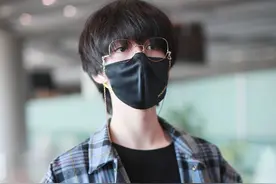 奶狗风真甜！贺峻霖穿格子衬衫温柔又帅气，小个子男孩的穿搭福利图片