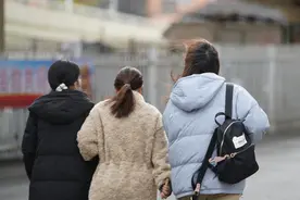 郑州今天的风有多大？路边多辆电动车被吹倒，连大树都被刮“秃”图片