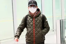 郭麒麟现身机场，一对眯眯眼招人稀罕，13200LV双肩包更招人稀罕图片