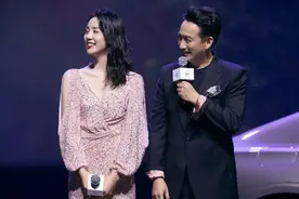 黄磊夫妇健身，孙莉霸气压腿姿势专业身材好，黄老师穿得都很业余图片