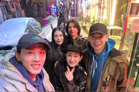 赵文卓张淇携妻子聚餐，李承铉孤身与众人合照，隔空喊话戚薇秒回图片