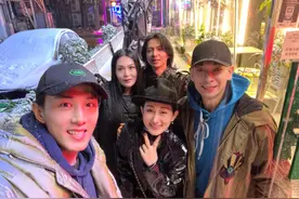 赵文卓张淇携妻子聚餐，李承铉孤身与众人合照，隔空喊话戚薇秒回图片