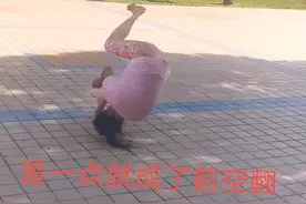 广东60岁大妈酷爱翻跟头：“别人笑她太疯癫，她笑别人看不穿”图片