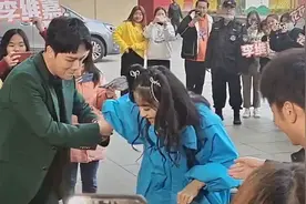 谢娜起身需人搀扶，参加活动衣着宽松，腰伤还是怀孕网友争论不休图片