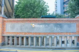 在厦门曾厝垵排队半小时吃上章鱼烧，30一份加料丰富，还有水果图片
