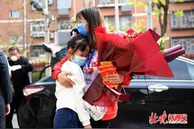 援鄂英雄回家团聚！八岁女儿一下扎进郝国云怀里：能多陪我几天吗图片