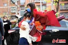 援鄂英雄回家团聚！八岁女儿一下扎进郝国云怀里：能多陪我几天吗图片