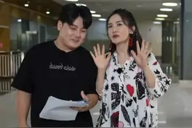 ​谢娜回快本上班路透曝光，下车后由何炅一路搀扶，产后身材发福图片