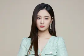 她青春甜美，是黄子韬旗下小花，穿薄荷绿V领裙，满满都是糖果味图片