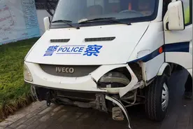 挖掘机违规上路行驶，竟对交警做出这种疯狂举动图片