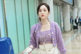 “清纯脸”吴宣仪也是性感尤物，针织开衫配抹胸衣，藏不住好身材图片