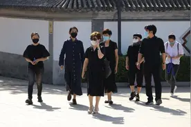 央视大咖齐聚告别沈力，倪萍眼泪止不住朱迅憔悴，朱军白发也老了图片