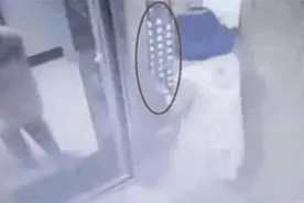 20岁女子坐电梯监控曝光，父母看了都害臊，网友：“估计没少干”图片