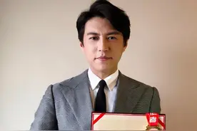胡歌王凯不敌“大哥”靳东，年纪轻轻评上国家一级演员，实至名归图片