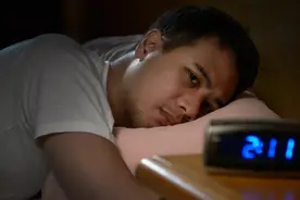 散发「催眠光线」的枕头！失眠星人有救了，靠上就昏昏欲睡图片