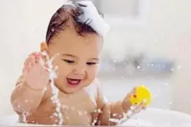 宝宝洗澡时的表现，代表将来的“性格”，第二种表现的娃会是学霸图片